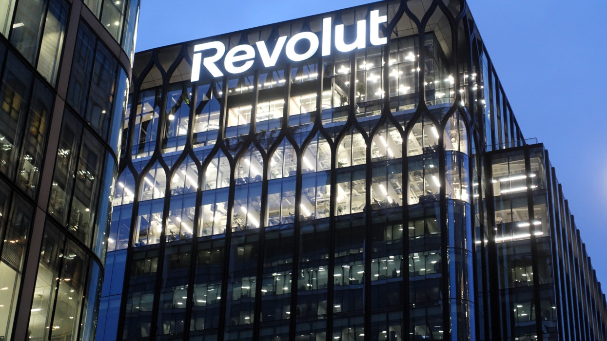 Revolut atteint une valorisation de 115 milliards de dollars et bouscule les banques européennes
