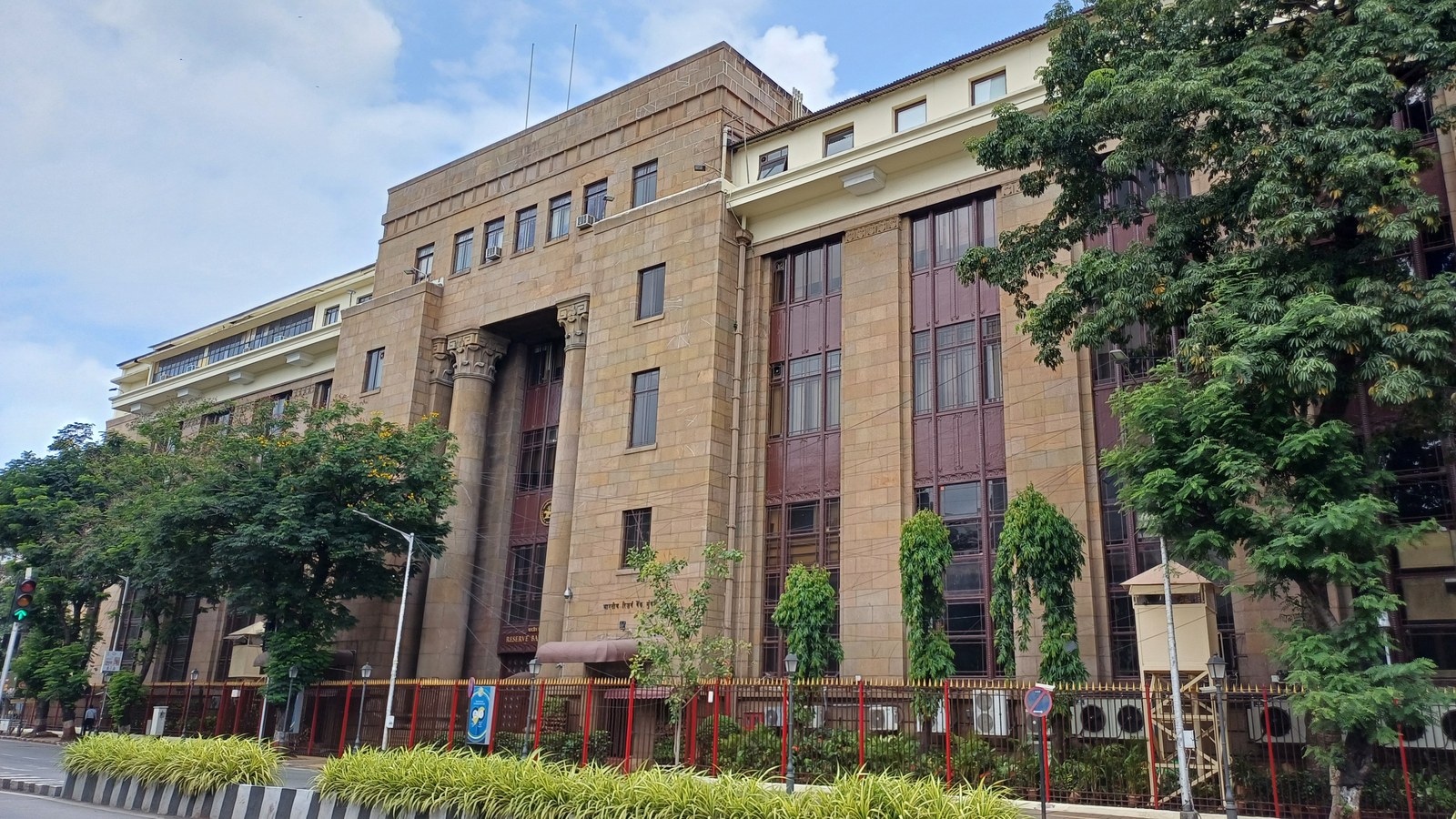 Inde : la banque centrale relève son taux à 5,50 %, une première depuis 2023
